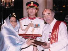 Dr Pandit Gokulotsavji Maharaj honored with Padma Shree By President of India